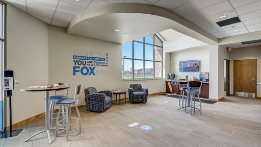 Spacious Lobby with Guest Seating