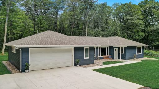 Woodsy Three Lakes Cottage