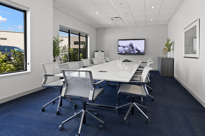 Meeting room with plants and sunlight passing through the window