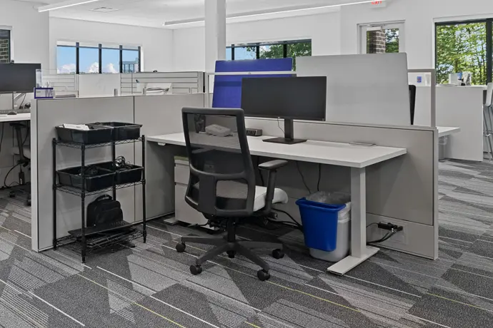 Office that uses ergonomic chair and adjustable table 