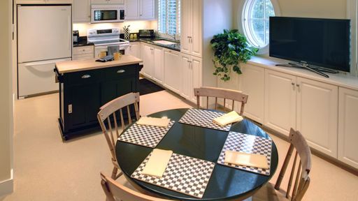 Kitchen & Dining